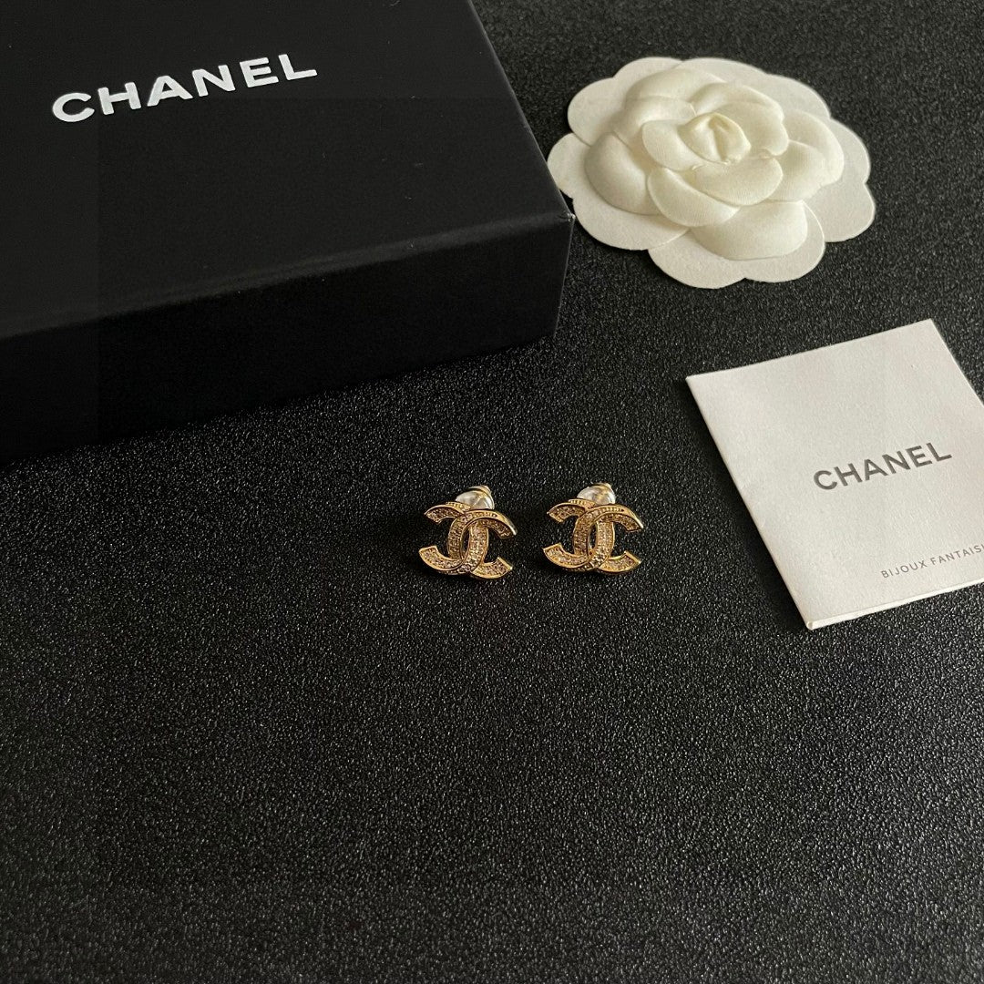 DOUBLE C STUD EARRINGS IN GOLD METAL FULLY DIAMOND