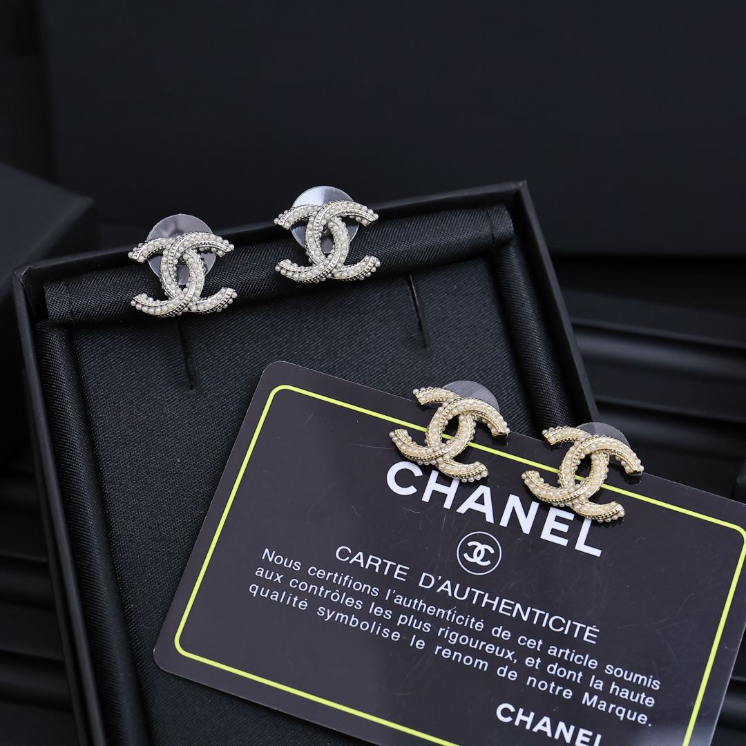 TWISTED ROPE STUD EARRINGS IN METAL WITH WHITE PEARLS